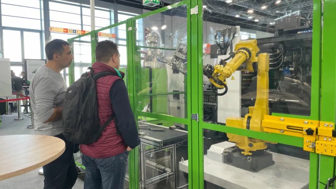 【K展专题】k1体育 - 十年品牌 值得信赖机器人自动化协作展出高效视觉引导对位